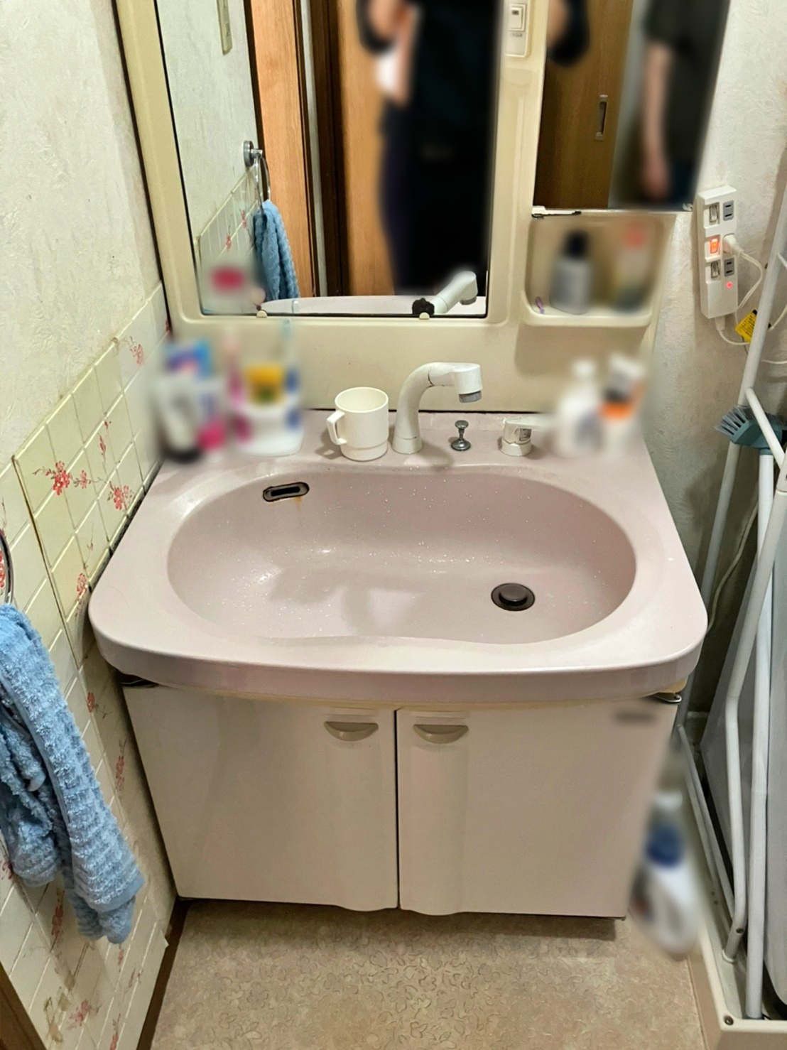 収納たっぷり、お掃除ラクラクな壁水栓の洗面化粧台